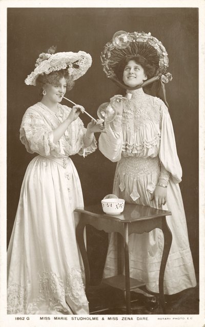 Engelska skådespelerskor och sångerskor, Zena Dare och Marie Studholme (svartvitt foto) av English Photographer