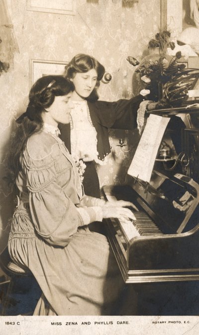 Engelska skådespelerskor och sångerskor, Zena Dare och hennes syster Phyllis Dare (svartvitt foto) av English Photographer