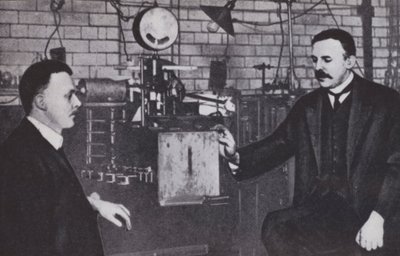Ernest Rutherford, vänster, och Hans Geiger i fysiklaboratoriet vid Manchester University (s/v-foto) av English Photographer