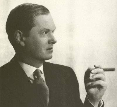 Evelyn Waugh, porträtt, röker cigarr (s/v foto) av English Photographer