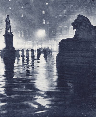 Kvällsskuggor på Trafalgar Square i London (svartvitt foto) av English Photographer