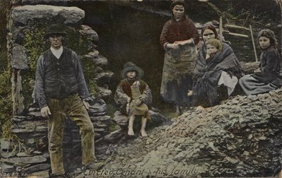 Vräkt hyresgäst och hans familj, Irland (färgad bild) av English Photographer