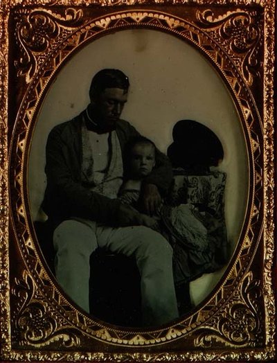Far och barn, ca 1850 (ambrotype_ av English Photographer
