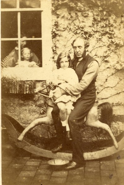 Far och dotter sitter på en gunghäst med bror och mor tittar genom fönstret, 1860-tal (albumintryck) av English Photographer
