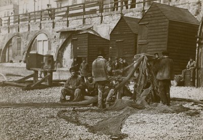 Fiskare avbildade med sina nät på stranden i Brighton av English Photographer
