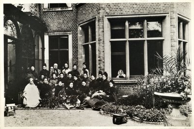 Florence Nightingale, Sir Harry och Lady Verney, och Nightingale sjuksköterskor på Claydon House, 1886 av English Photographer