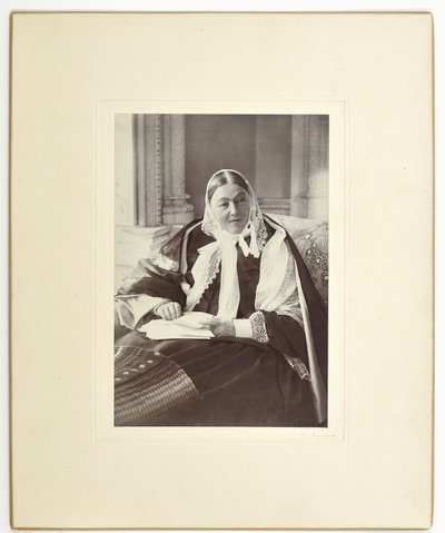 Florence Nightingale, sittande på en soffa i Blue Room på Claydon House, 1891 av English Photographer