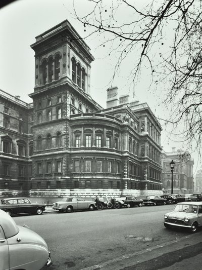 Foreign Office, Whitehall, Westminster LB: höjd till Saint James Park, 1896 av English Photographer