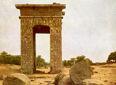 Porten till Ptolemaios II vid Karnak. av English Photographer