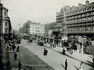 Allmän vy längs stranden med Charing Cross Station av English Photographer