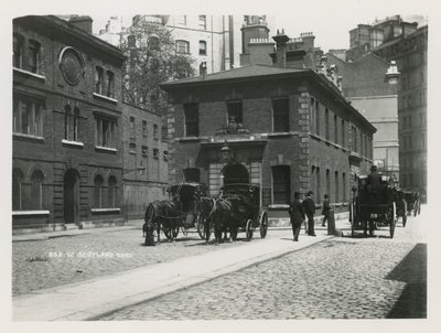 Allmän bild av hästdragna vagnar i Scotland Yard av English Photographer