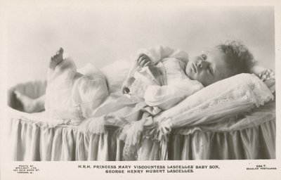 George Lascelles som bebis (s/v foto) av English Photographer
