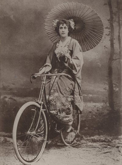 Flicka på cykel, klädd i japanskt mode av English Photographer