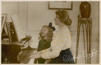 Gladys Cooper och flicka vid piano av English Photographer