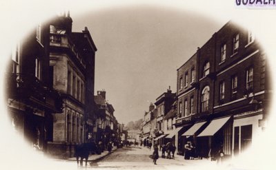 Godalming High Street, Surrey, ca 1900 (sepiafoto) av English Photographer