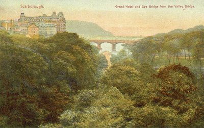 Grand Hotel and bridge, Scarborough (färgfoto) av English Photographer