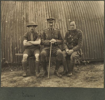 Grupp om tre soldater utanför en Nissan-hydda, ca 1914-18 av English Photographer