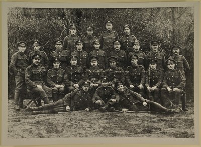 Gruppporträtt, möjligen Leicester Royal Horse Artillery, 1914-15 av English Photographer