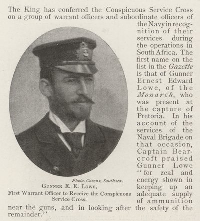 Gunner E E Lowe, Förste Warrant Officer som tar emot det iögonfallande servicekorset av English Photographer