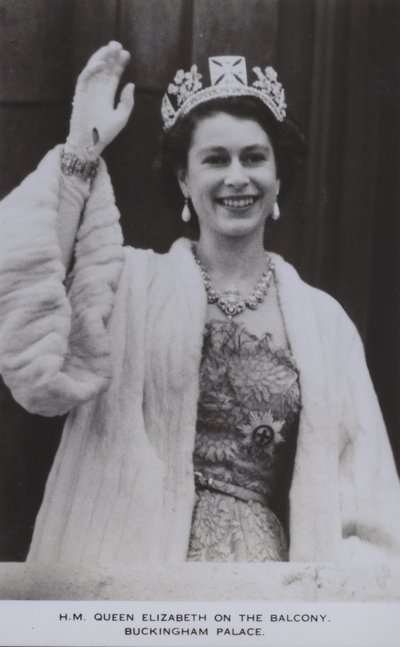 HM Queen Elizabeth på balkongen, Buckingham Palace (s/v foto) av English Photographer