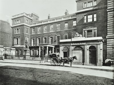 Hansom-hytt utanför krigskontoret Pall Mall, Willis Collection, 1890 av English Photographer