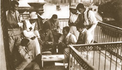 Glad, lycklig sårad man! Män som har gjort sitt åt att njuta av hjältedyrkan, från The Illustrated War News, 21 juni 1916 (sepiafoto) av English Photographer