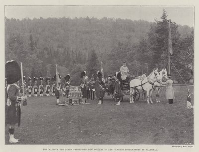 Hennes Majestät Drottningen presenterar nya färger för Cameron Highlanders på Balmoral av English Photographer