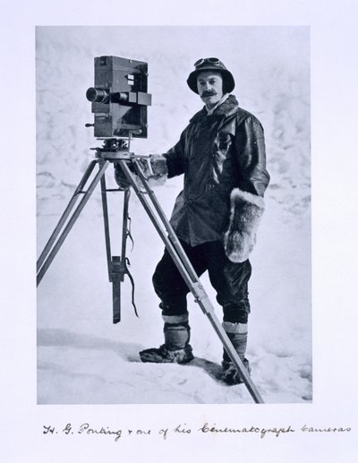 Herbert Ponting (1870-1935) med en filmkamera på Terra Nova-expeditionen (1910-13) till Sydpolen under ledning av kapten Scott, 1910-12 av English Photographer