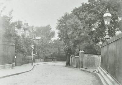 Highgate Archway: östlig infart med gammal lampa fäst vid räcken, 1896 av English Photographer