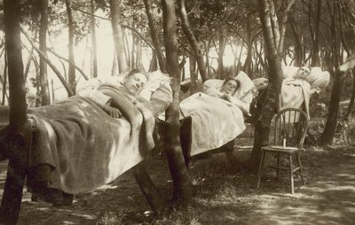 Humleplockare som sover i hängmattor på en gård i Kent (s/v foto) av English Photographer
