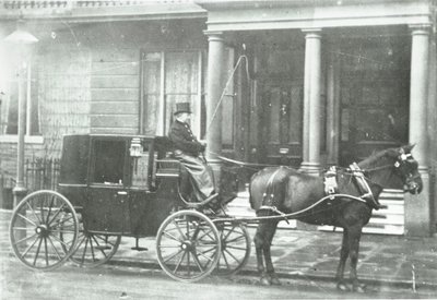 Hästdragen hytt, 1890 av English Photographer