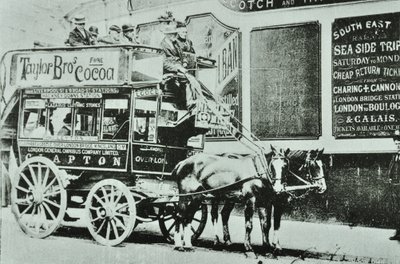 Hästdragen omnibus med passagerare, 1899 av English Photographer