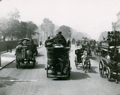 Hästdragen trafik på en trafikerad väg av English Photographer