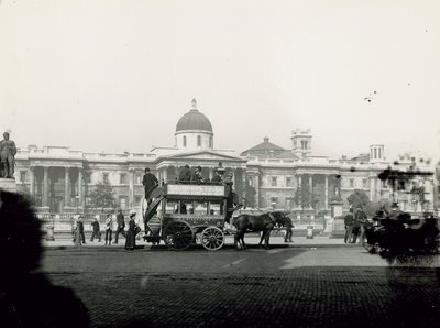 Hästdragen transport på Trafalgar Square av English Photographer