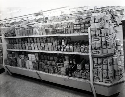 Husholdningsartikler midtergang, Woolworths butik, 1956 sverige av English Photographer