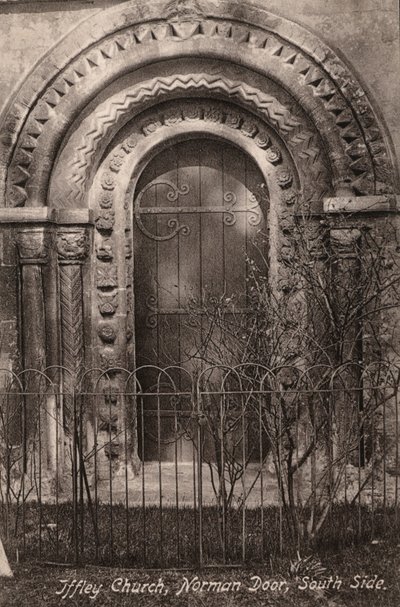 Iffley Church, Norman Door, South Side (s/v foto) av English Photographer