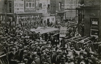 I Petticoat Lane, London, på söndagsmorgonen av English Photographer