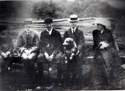 James och Lytton Strachey med Thoby, Adrian och Virginia Stephen i Fritham, Hampshire, 1901 av English Photographer