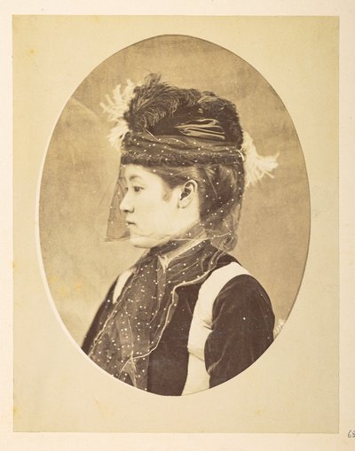 Japansk kvinna i europeisk klänning, Oval bild; huvud-och-axlar vänster profilporträtt av en ung japansk kvinna i europeisk klänning, med hatt och slöja,     Fotograf: Okänd  Lucas Collection: Fotografisk rekord av Charles James och Charles James världstur av English Photographer