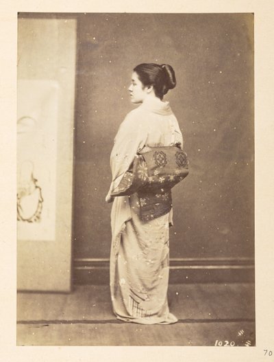 Japansk kvinna i traditionell klädsel, Fotograf: Okänd  Lucas Collection: Fotografiskt rekord från Charles James och Morton P, Lucas världsturné av English Photographer