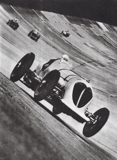 John Cobbs Napier-Railton tävlar på Brooklands (svartvitt foto) av English Photographer