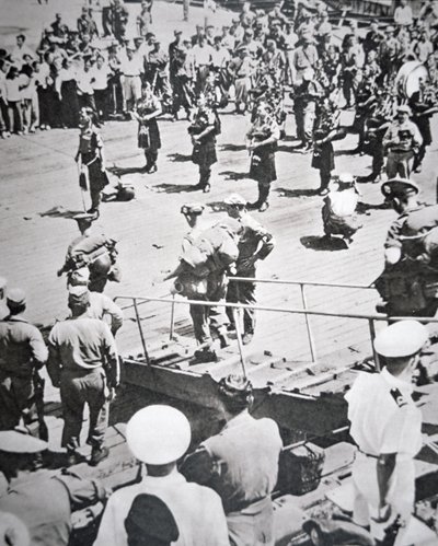 Kiltpipare spelar i land från 1:a bataljonen Argyll och Sutherland Highlanders från HMS Ceylon vid Pusan, 29 augusti 1950 (s/v foto) av English Photographer