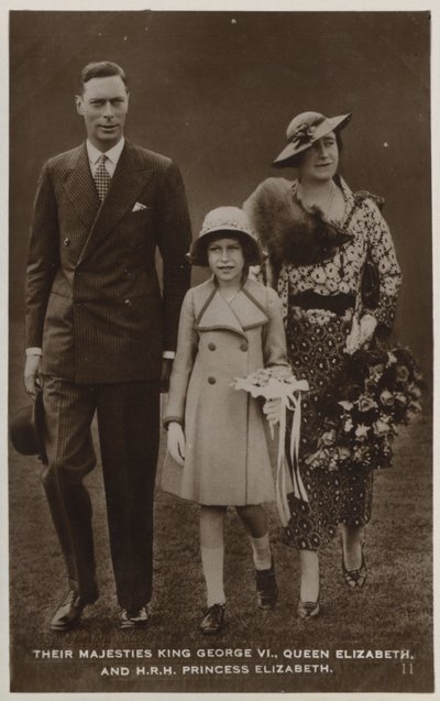 Kung George VI, drottning Mary och deras äldsta dotter, prinsessan Elizabeth (s/v foto) av English Photographer