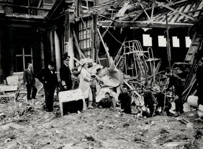 Kung George VI och drottning Elizabeth, tillsammans med Winston Churchill, undersöker bombskador, förmodligen på Buckingham Palace (s/v foto) av English Photographer