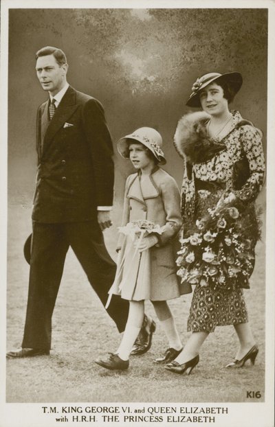 Kung George VI och drottning Elizabeth med prinsessan Elizabeth (s/v foto) av English Photographer