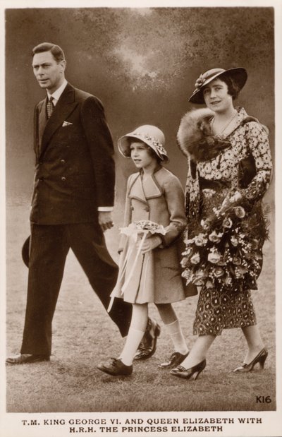 Kung George VI och drottning Elizabeth med sin dotter prinsessan Elizabeth (senare drottning Elizabeth II) (s/v foto) av English Photographer