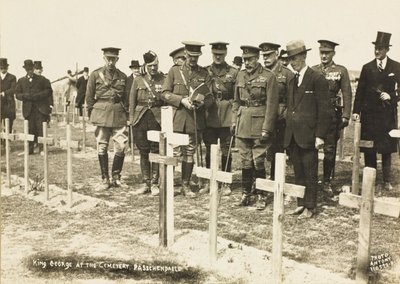 Kung George V på kyrkogården, Passchendaele av English Photographer