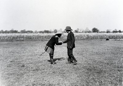 Kung Georg V hälsar på Maharadjan av Nepal av English Photographer