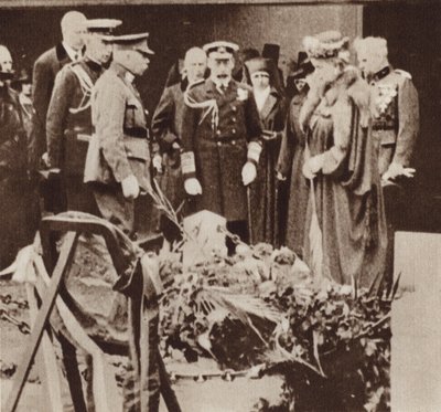 Kung George V hyllar sjuksköterskan Edith Cavells grav i Belgien (s/v foto) av English Photographer