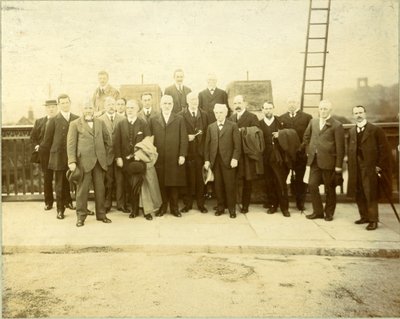 Ombyggnad av Kirkstall Bridge, invigd av Alderman F. M. Lupton, J.P., 28 juni 1912 (svartvitt foto) av English Photographer